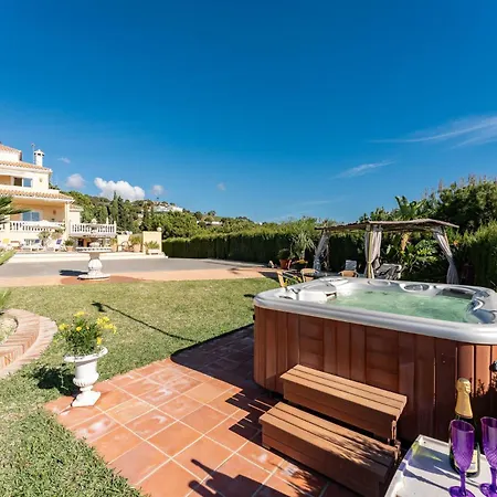 Spacious With Pool, Jacuzzi And Zen Garden - Only 5min To Town Gæstehus